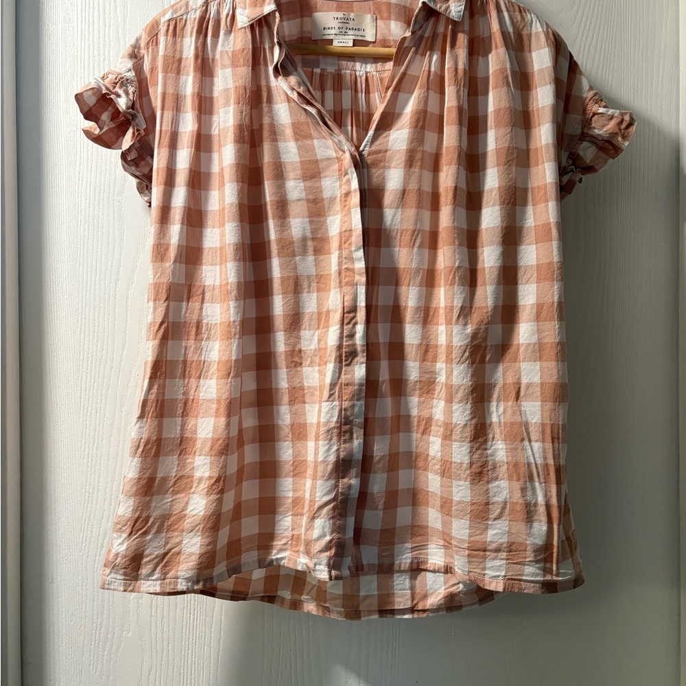 Trovata Birds of Paradis Gingham Short Sleeve Top in Tan/Peach and Cream. Size S